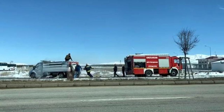 Erzurum'da kağıt yüklü kamyonet yandı
