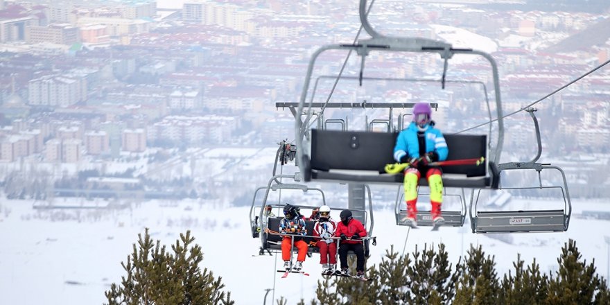 Palandöken Kayak Merkezi, ilkbaharda da kayakseverleri ağırlıyor