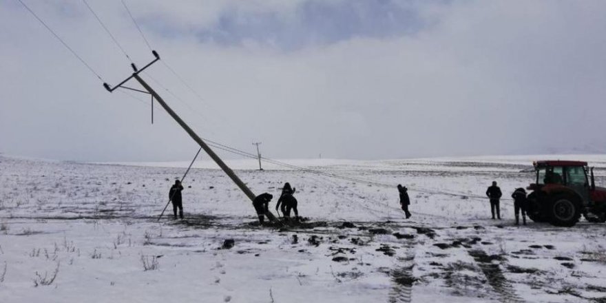 Fırtına enerji nakil hatlarına zarar verdi