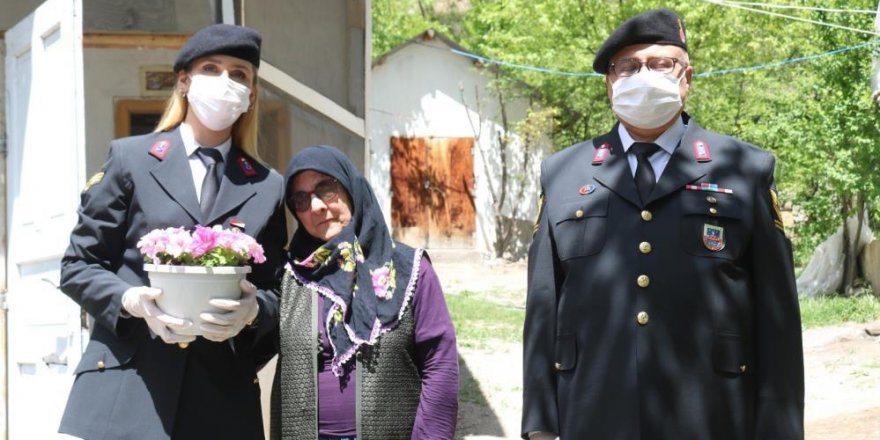 Jandarmadan Güllü anneye anlamlı ziyaret