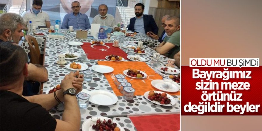 Türk bayrağı üzerinde yemek yenilmesine sert tepki