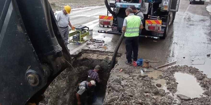 Patlayan su borusu işçilere zor anlar yaşattı