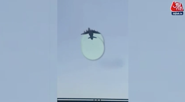 Kabil Havaalanı'nda korkunç görüntü! Uçağın tekerleğinden insanlar düştü