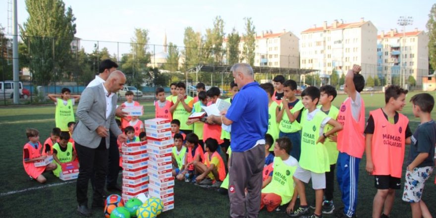 Öğrencilere spor kıyafetleri dağıttılar