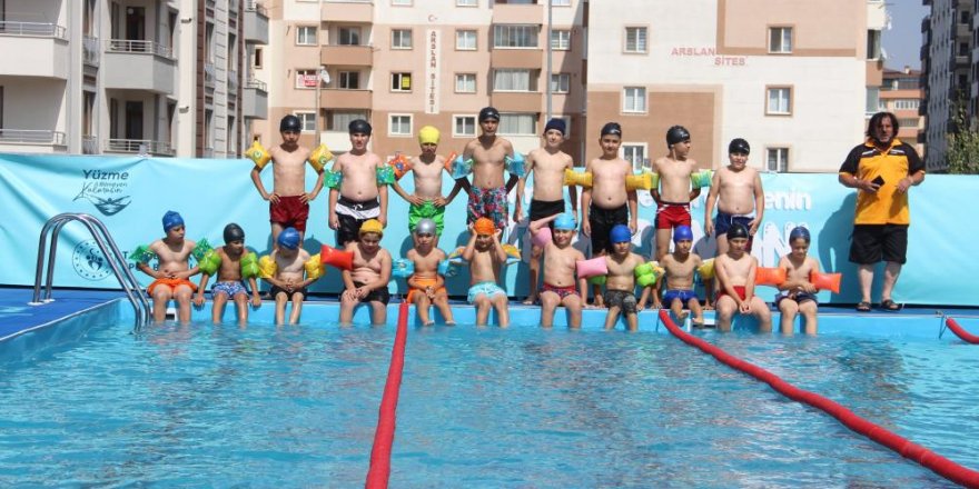 Erzurumlu çocuklar yüzmeyi açık hava yüzme havuzlarında öğreniyor
