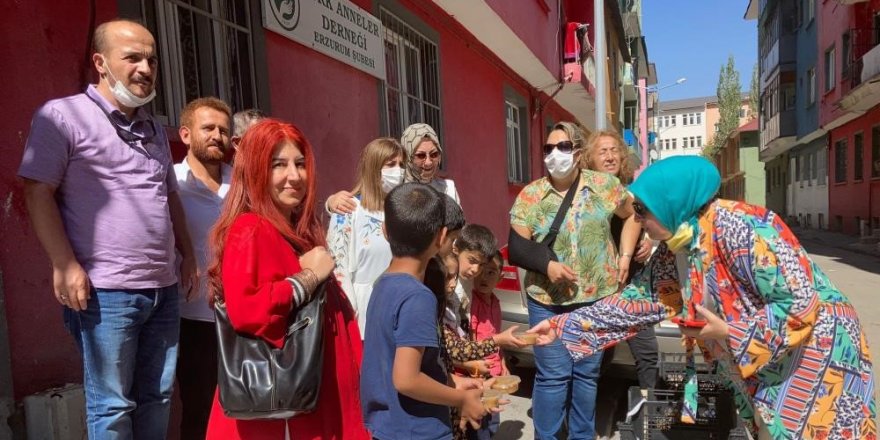 Türk Anneler Derneğinden Aşure dağıtımı