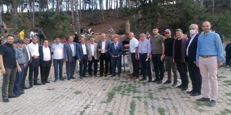 Bilecik Erzurumlular Derneği'nden bin kişiye çağ kebap