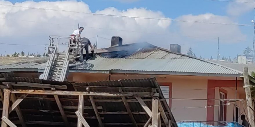 Evin çatısında çıkan yangın paniğe neden oldu