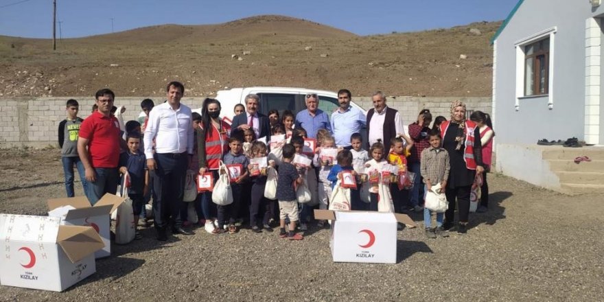 Kızılay’dan Pasinler’de öğrencilere kırtasiye yardımı