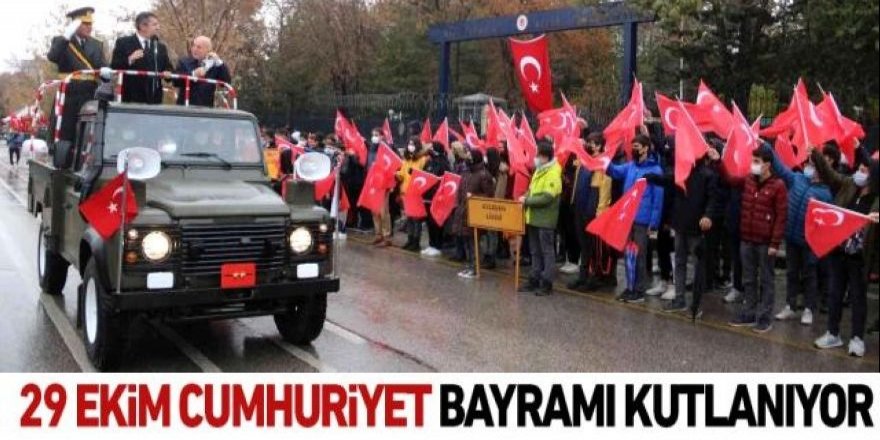 7’den 70’e yağmur altında Cumhuriyet Bayramını kutladılar