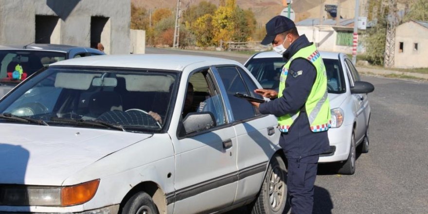 Jandarma ekipleri yol kontrollerine devem ediyor