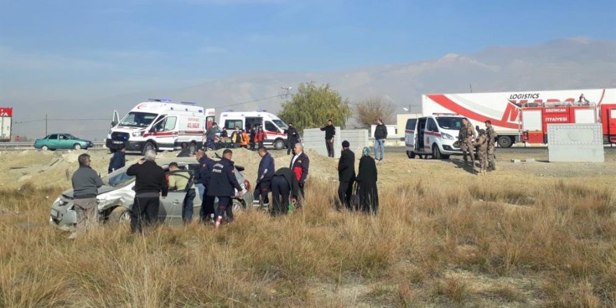 Erzincan’da otomobil şarampole uçtu: 2’si ağır 4 yaralı