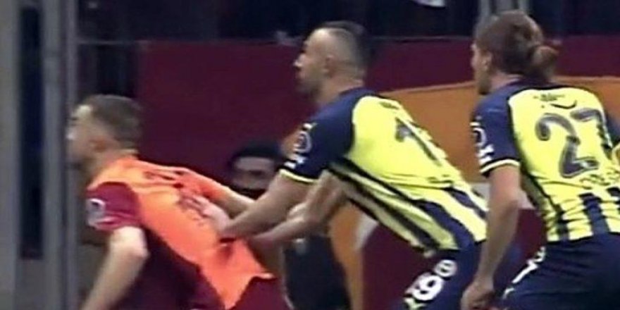 Galatasaraylıları çıldırtan pozisyon! Derbide son saniye penaltı isyanı