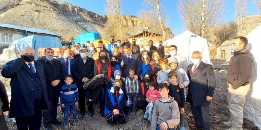 Deprem bölgesinde gönüllülük faaliyetlerine katıldılar