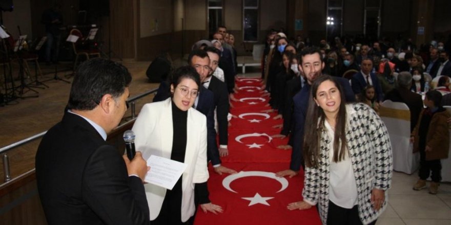 Öğretmen adayları bayrak üzerine yemin ettiler