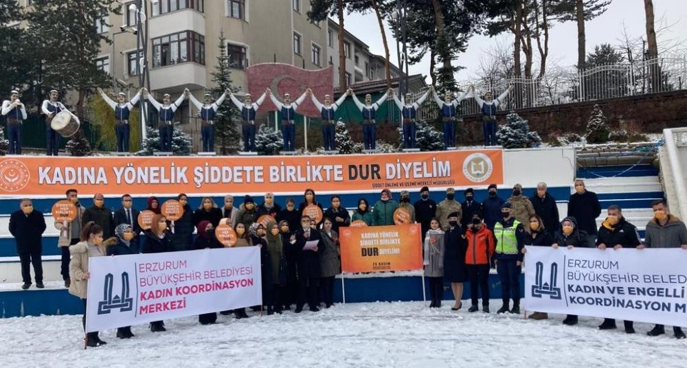 Erzurum’da kamu kurum kuruluşları ve STK’lar kadına yönelik şiddete dikkat çekmek için toplandı