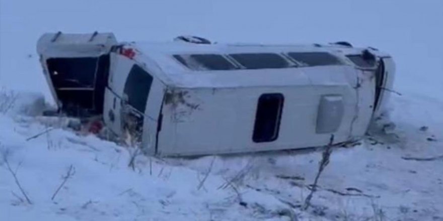 Cenazeden dönenleri taşıyan minibüs şarampole yuvarlandı: 2'si ağır 18 yaralı