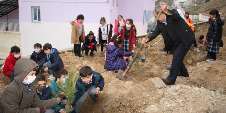 Minik yürekler okul bahçelerine fidan diktiler