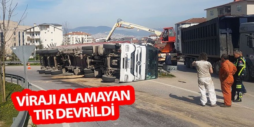 Virajı alamayan tır yola devrildi