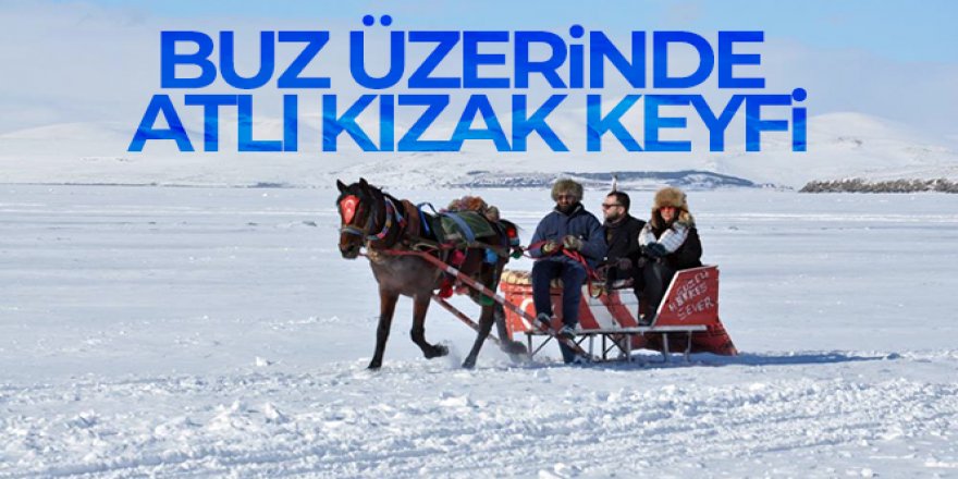 Kars'ta buz üzerinde atlı kızak keyfi sürüyor