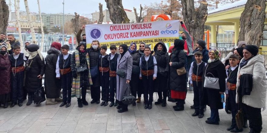 ‘Okullu Okulsuz Okuyoruz’ projesi kapsamında tren garında kitap dağıttılar