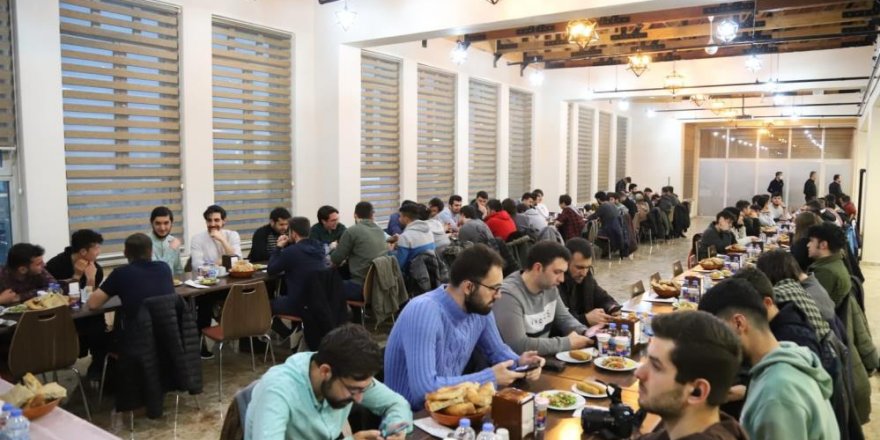 Başkan Sunar’dan gençlere iftar yemeği