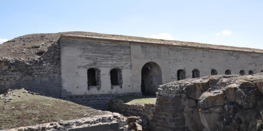 Kars’ta yaklaşık 200 yıllık tabya gözler önünde yok oluyor