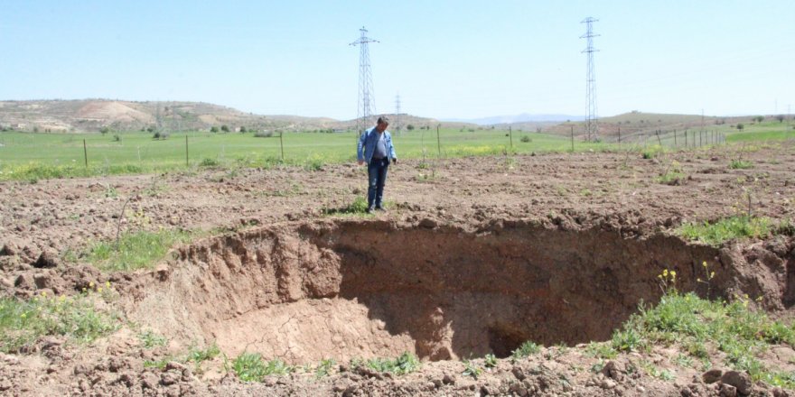 Tarlada oluşan dev obruk çiftçiyi korkuttu