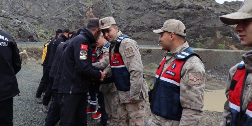 Oltu Çayı'nda kaybolan şahsı arama çalışmaları bayramda da devam ediyor