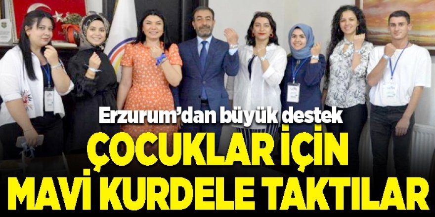 Çocuklar için mavi kurdele taktılar