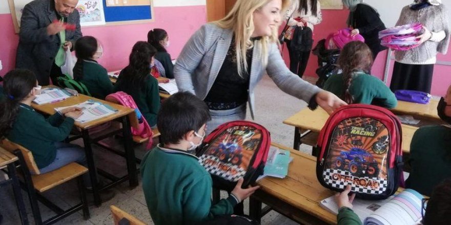 Kitabının gelirini köy okulundaki öğrencilere gönderiyor