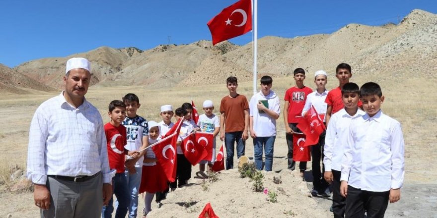 Kur’an kursu öğrencileri şehit mezarını ziyaret ettiler