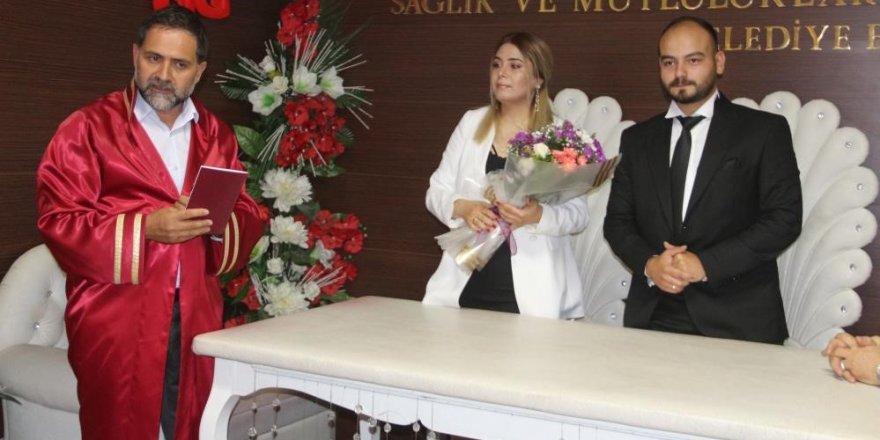 Önce nikah kıydılar, ardından koşarak haber yapmaya gittiler