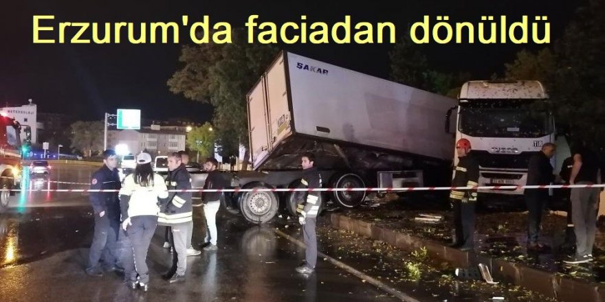 Erzurum'da faciadan dönüldü: Yolda kayan tır parkın duvarına çarparak durdu