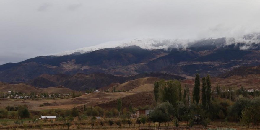 Oltu Kırdağ’a mevsimin ilk karı düştü