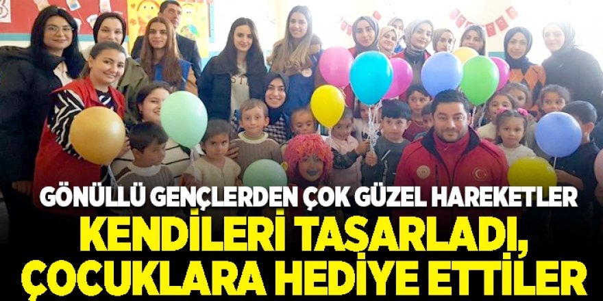 Bileklik tasarladı çocuklara hediye ettiler