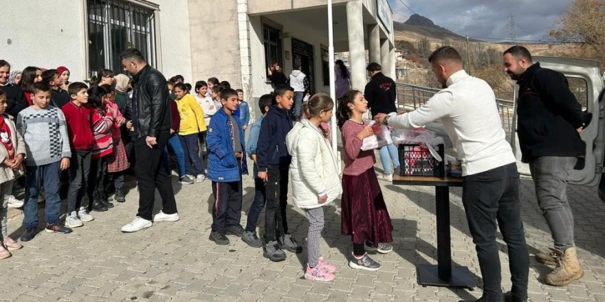 DONAS, Öğretmenler Günü'ne özel okullarda döner ve ayran dağıttı