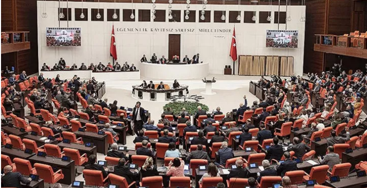 Başörtüsüne anayasal güvence getiren madde Meclis Anayasa Komisyonu'nda kabul edildi