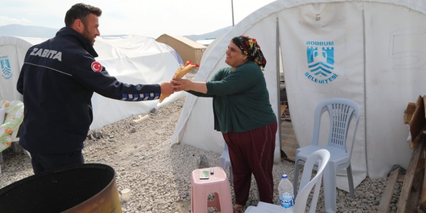 DEPREM BÖLGESİNDEN GELEN KADINLARIN YANINDA