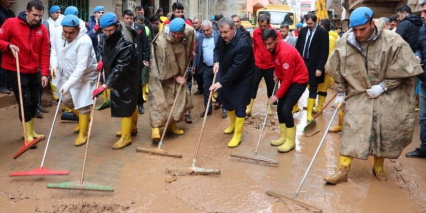 Çekpasla sokak temizleyen Mustafa Destici Twitter’ın dilinde: Artık şov da yapamıyorlar...