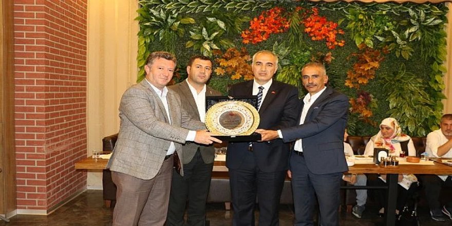 Erzurum'un başarılı Müdürü Osman Akar'a veda yemeği