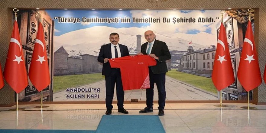 Erzurum Valisi Çiftçi'ye Cumhuriyet forması ve rozeti