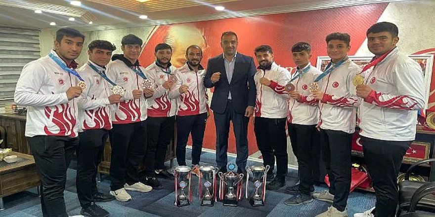 MHP İl Başkanı Yurdagül şampiyonları ağırladı