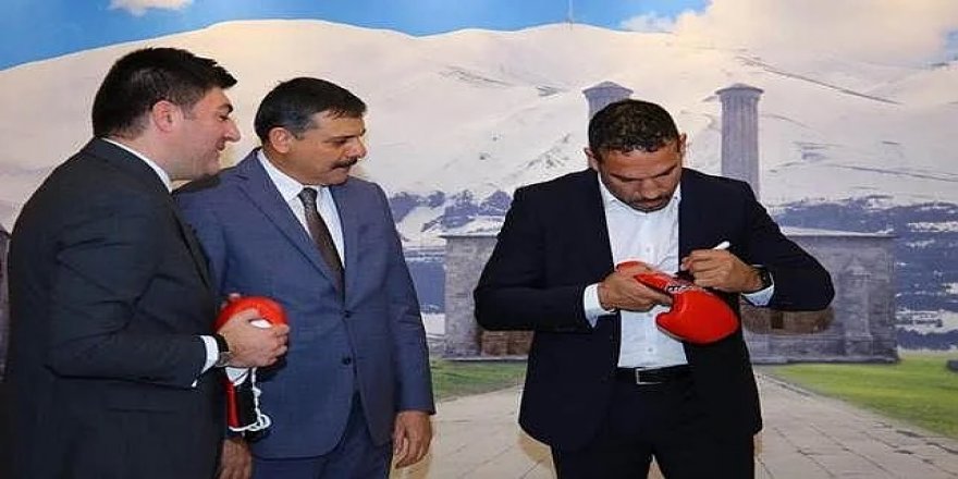Erzurumlu şampiyondan Valiye imzalı eldiven