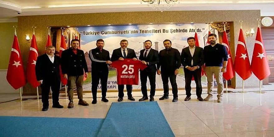 Erzurumspor FK'dan Vali Çiftçi'ye Cumhuriyet forması