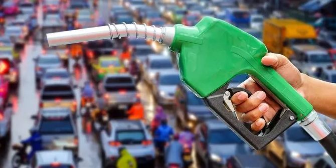 Haziran ayından bu yana ilk kez! Petrol düştü, akaryakıta indirim geldi