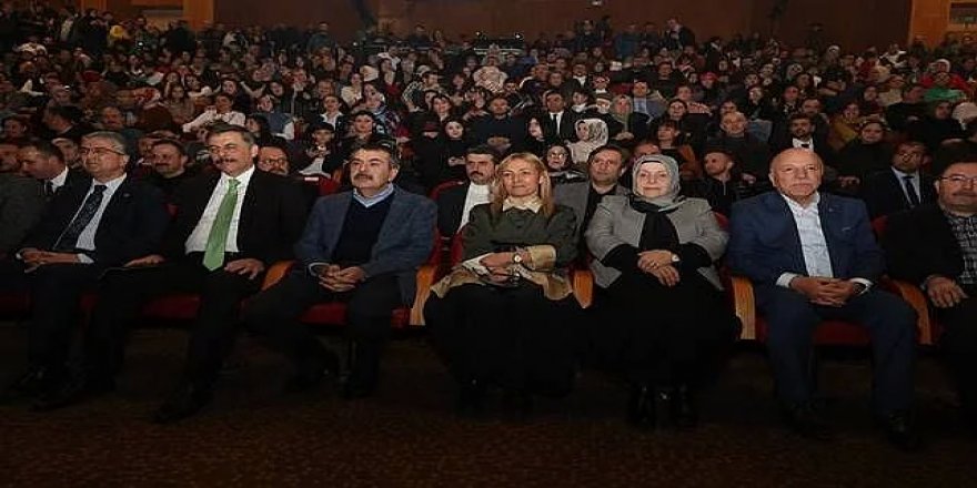 Bakan Tekin 'Cumhuriyete Doğru' adlı oyunu izledi