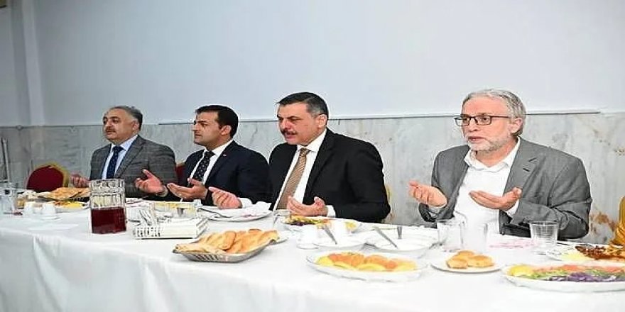 Erzurum Valisi Çiftçi öğrencilerle iftar yaptı