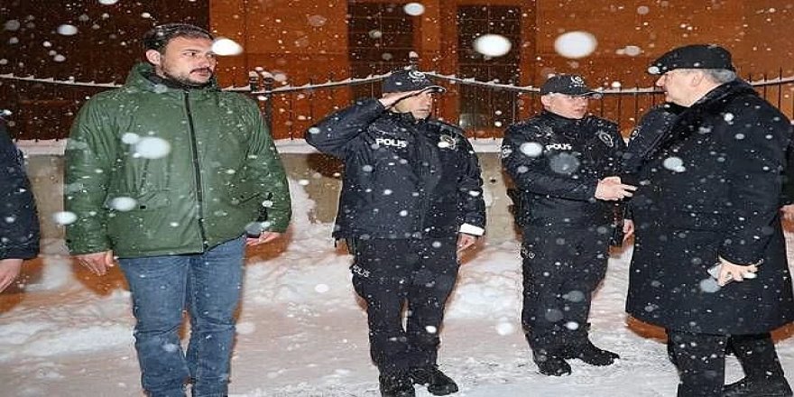 Erzurum Emniyet Müdürü Yırtar, personelle bir arada