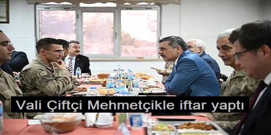 Erzurum Valisi Çiftçi Mehmetçikle iftar yaptı